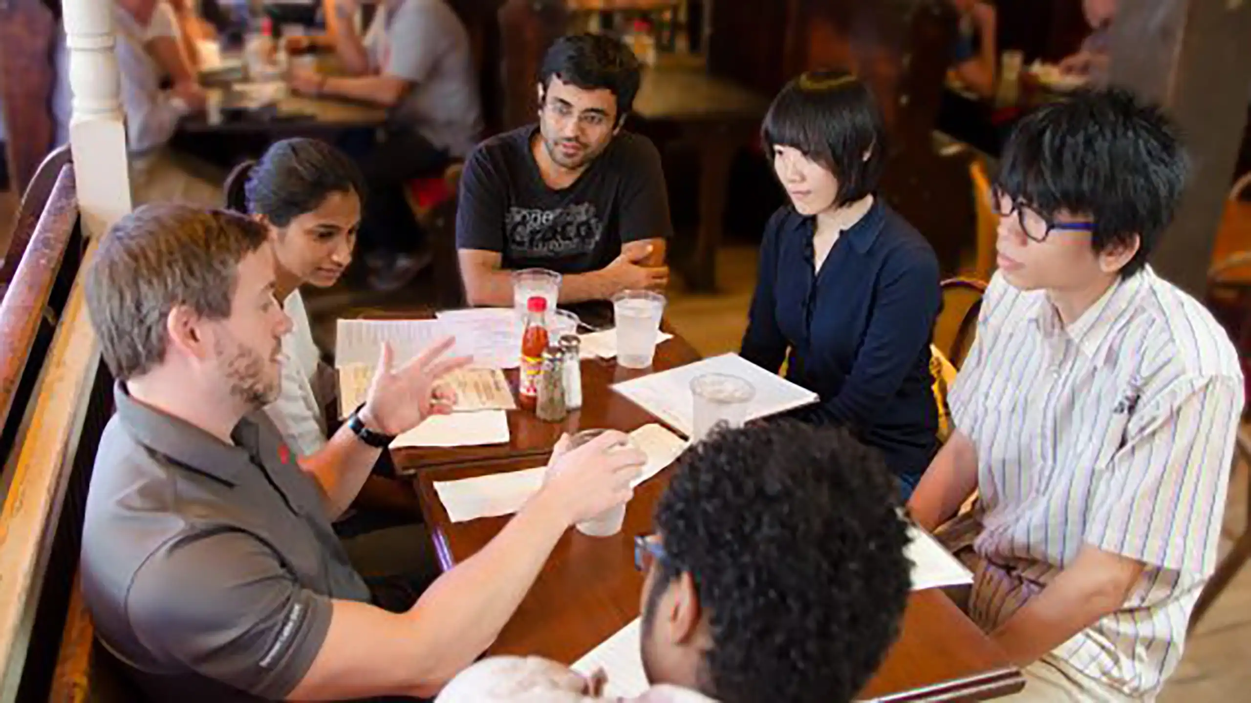 a group of alumni catching up over lunch.